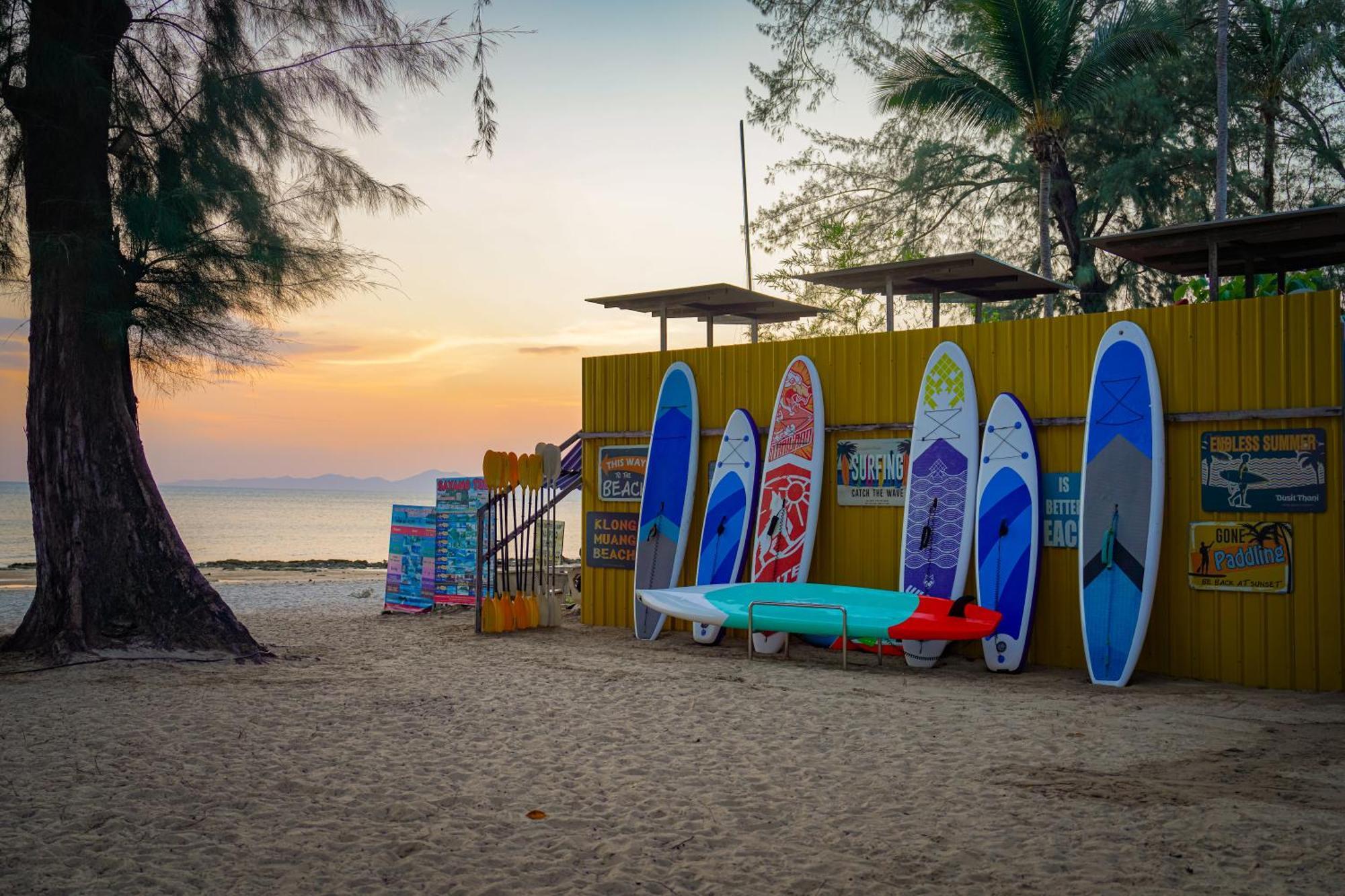 甲米都喜天丽海滨度假酒店-Sha认证 功孟海滩 外观 照片 Stand up paddle boards at Hua Hin Beach