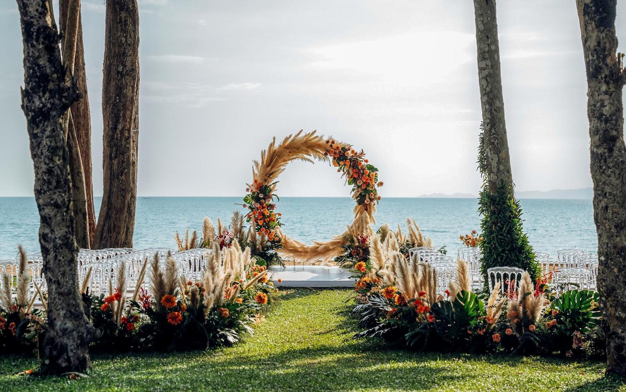 甲米都喜天丽海滨度假酒店-Sha认证 功孟海滩 外观 照片 A beach wedding in Phuket, Thailand