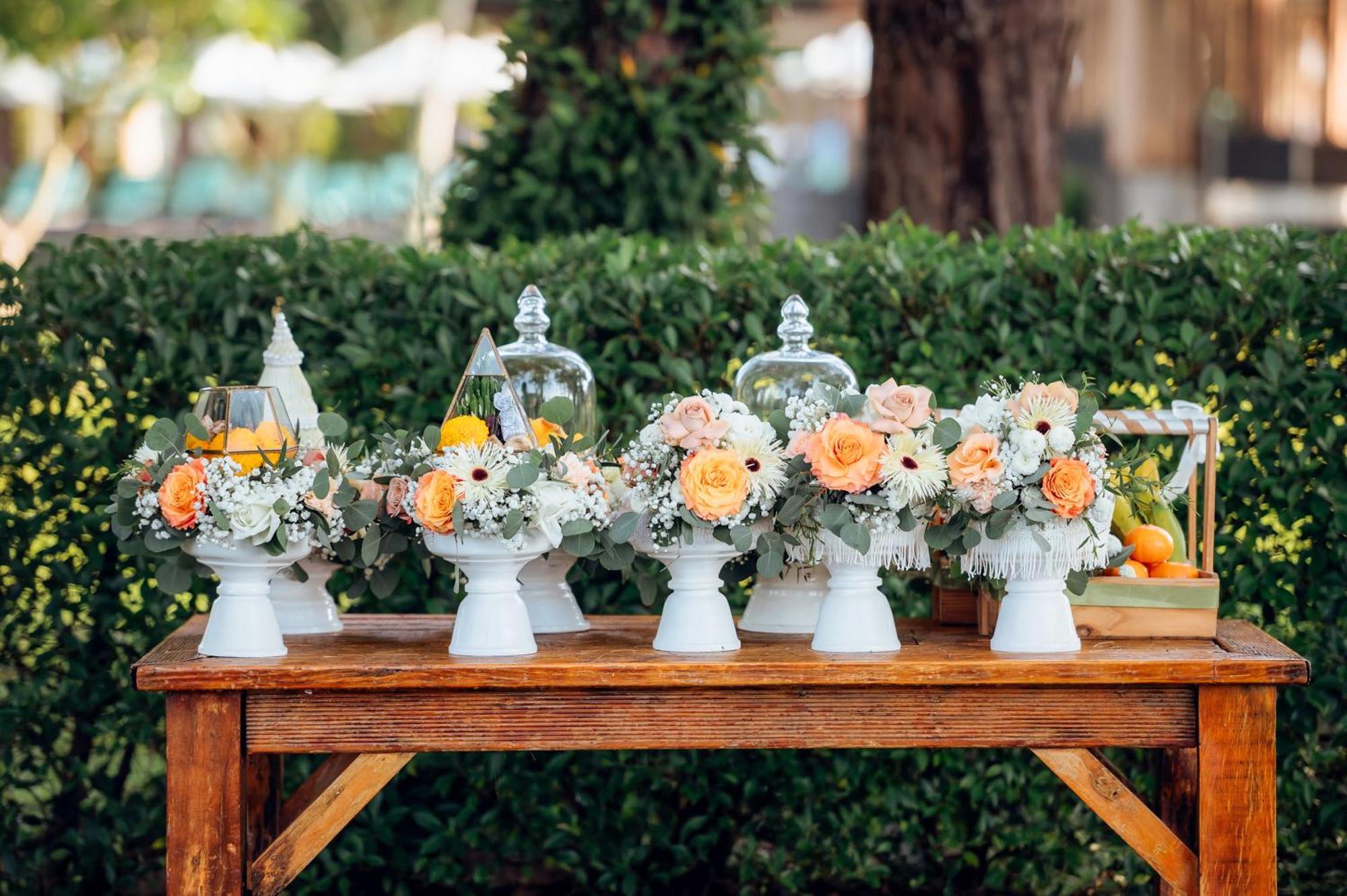 甲米都喜天丽海滨度假酒店-Sha认证 功孟海滩 外观 照片 A set of 5 white milk glass vases