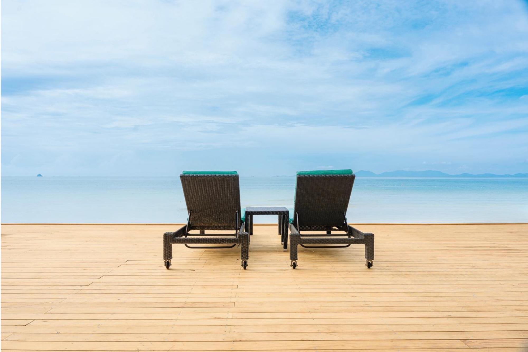 甲米都喜天丽海滨度假酒店-Sha认证 功孟海滩 外观 照片 Beach chairs at the beach