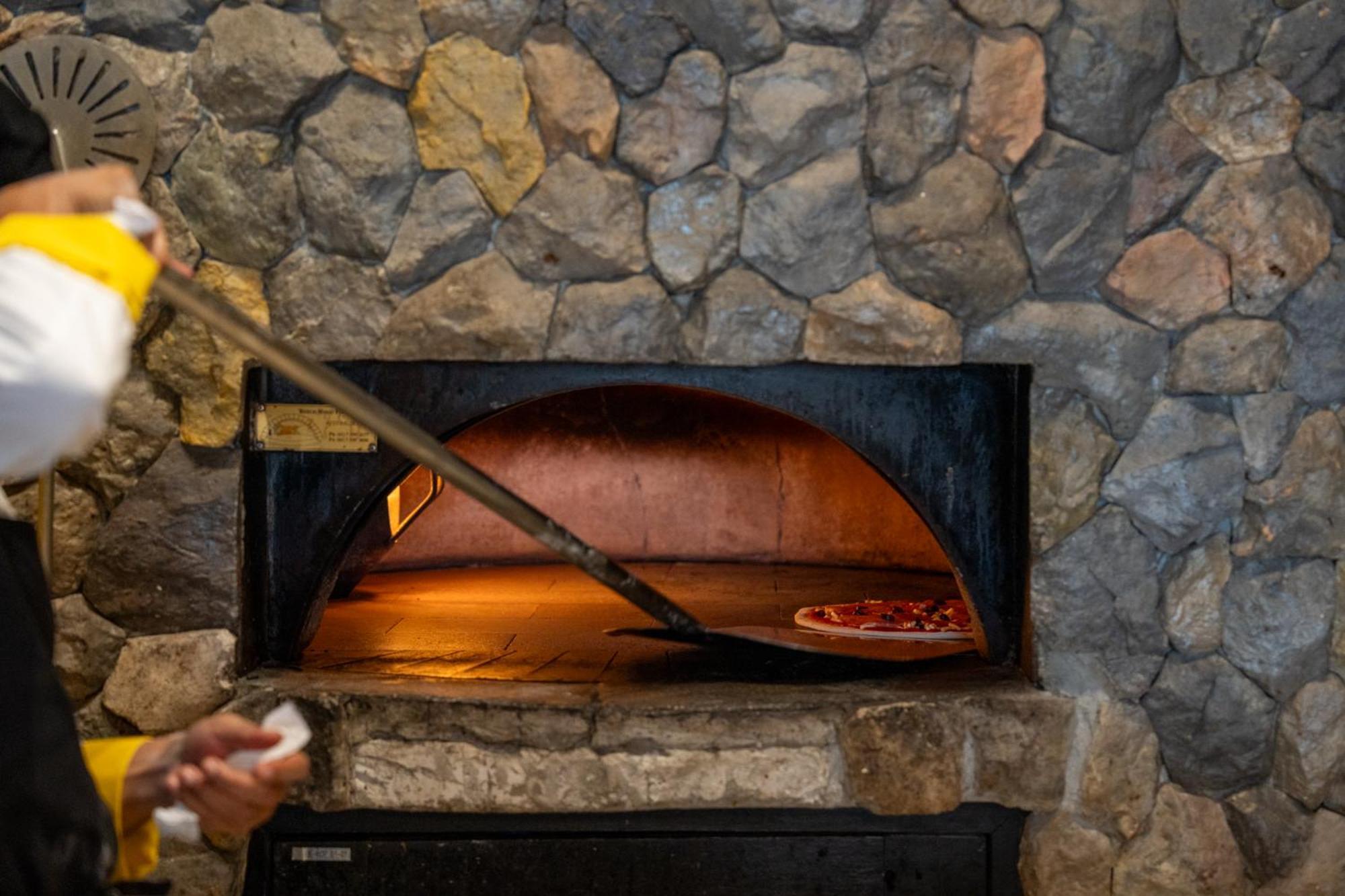 甲米都喜天丽海滨度假酒店-Sha认证 功孟海滩 外观 照片 A pizza being removed from a wood-fired oven